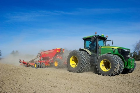 John Deere 7280R tractor with Vaderstad Rapid A 600C seed drill