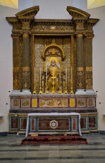 Interior side altar
