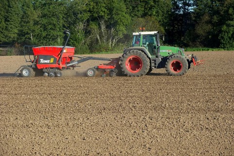 Fendt 820 with Tume seed drill and Cultipack