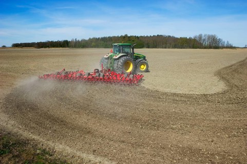 John Deere 7720 tractor with Vaderstad NZ-Aggressive-800 harrows