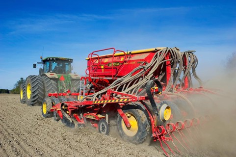 John Deere 7280R tractor with Vaderstad Rapid A 600C seed drill