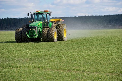 John Deere 8530 tractor with Bredal TX3500 spreader