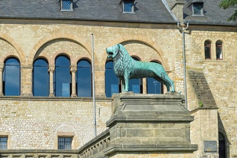 Replica of the bronze statue of the Braunschweig Lion