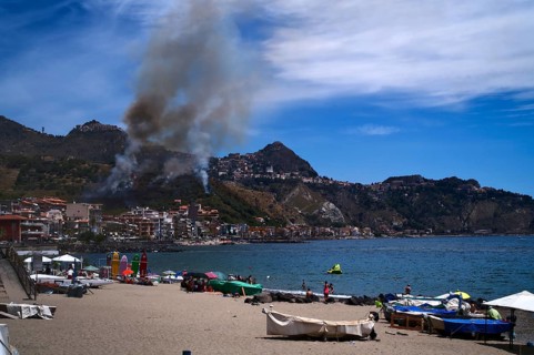 Heatwave causes forest fires between Giardini-Naxos and Taormina