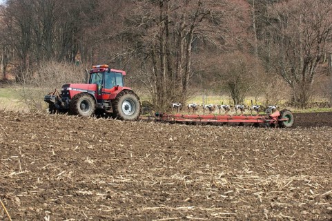 Fall Internationel 7140 tractor pulling Kverneland seven furrow plough