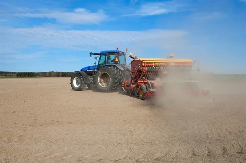 New Holland TM150 tractor with Vaderstad seed drill