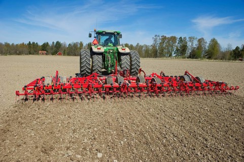 John Deere 7720 tractor with Vaderstad NZ-Aggressive-800 harrows