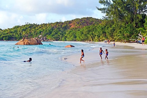 Evening bathing fun at Anse Lazio