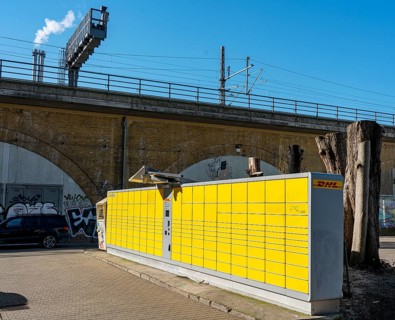 DHL packing station next to an S-Bahn line