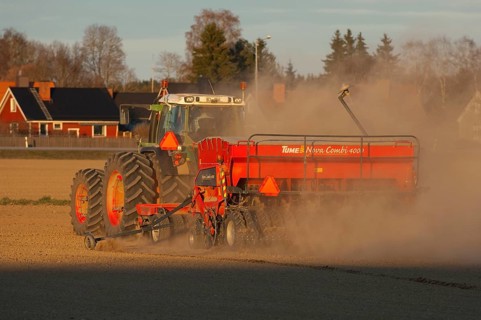 Fendt 820 Vario tractor with Tume Cultipack disc harrows and Tume Nova Combi 4000 seed drill