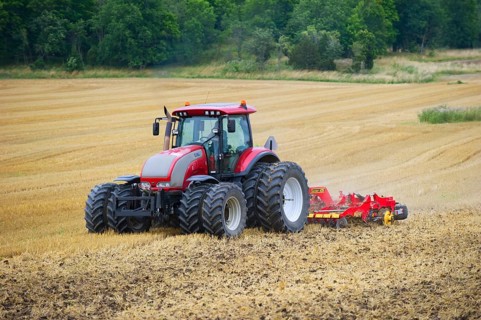 Valtra tractor pulling Vaderstad Carrier 420 cultivator