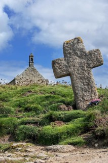 Stone cross and Saint-Samson chapel