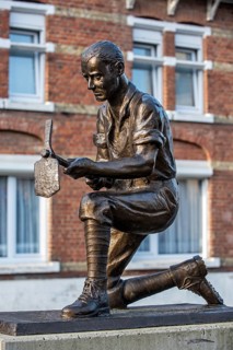 Sculpture The Miner by Jan Dieusaert depicting an English World War I tunneler at the Battle of Messines in 1917 in Wijtschate