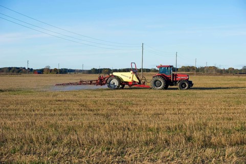 Case International 7140 tractor with sprayer
