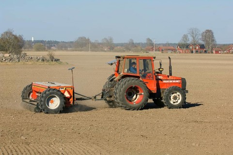 Volvo BM Valmet 705 tractor with pulling Tume HKL-4000 seed drill