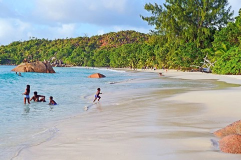 Evening bathing fun at Anse Lazio