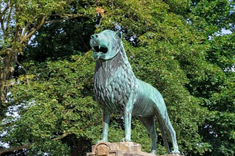 Replica of the bronze statue of the Braunschweig Lion