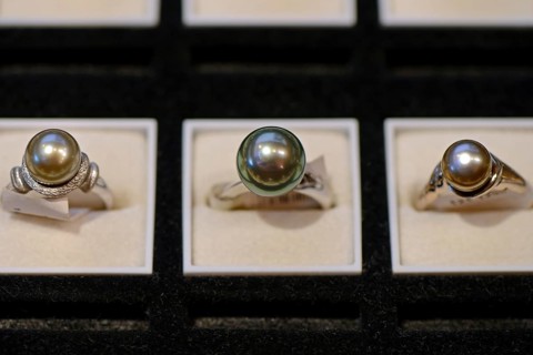 Rings with black cultured pearls