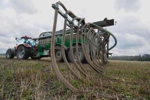 Case 225 Tractor with Samson vacuum slurry tanker and slurry injector injecting slurry into stubble field