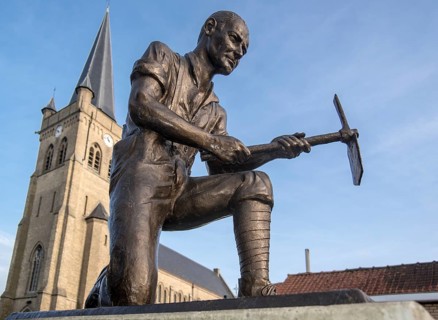 Sculpture The Miner by Jan Dieusaert depicting an English World War I tunneler at the Battle of Messines in 1917 in Wijtschate