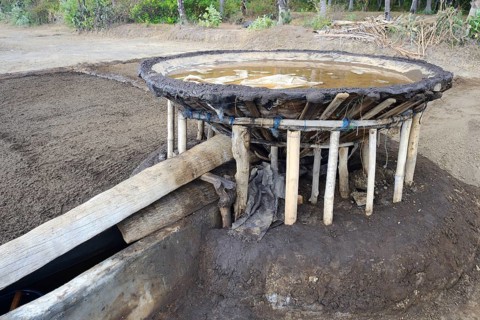 Sand filter for filtering the seawater in front of extracting sea salt