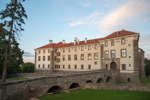 Nelahozeves Castle