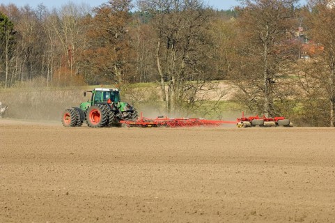 Fendt tractor pulling harrows and rollers