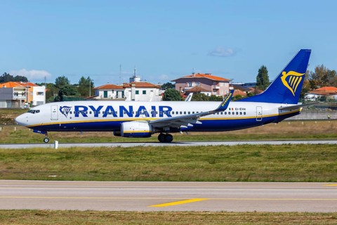 A Ryanair Boeing 737-800 aircraft with registration EI-EVH at Porto Airport