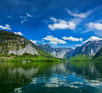 Hallstaetter See mountain lake in Austria. Salzkammergut region