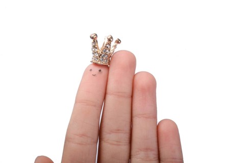 Finger with dots like a face and a crown on the top