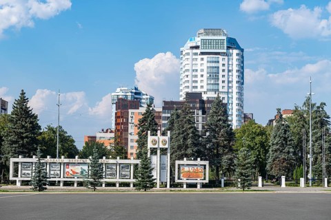 Soviet architecture next to Samara Academic Opera and Ballet Theatre
