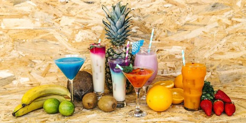 Cocktails tropical fruits