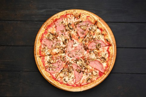Pizza with beef ham