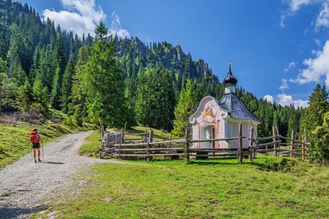 Hiking trail with St. Joseph's Chapel below Puerschling
