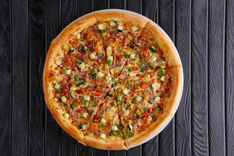 Pizza with ground-meat and vegetables