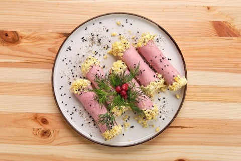 Delicious rolls made of ham stuffed with cheese