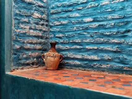 Decorative jug in a wall niche