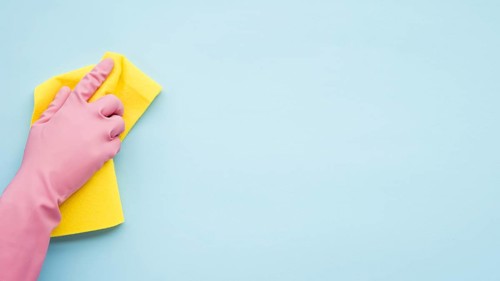 Flat lay cleaning composition with copyspace