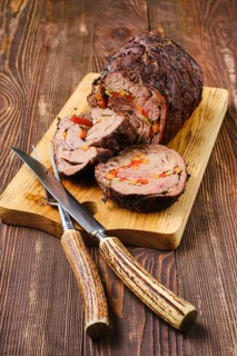 Baked beef roll with vegetables