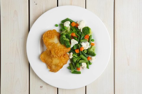 Fish fillet in batter with boiled vegetables