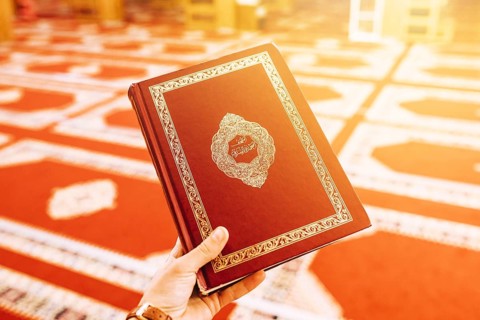 Hand holding quran
