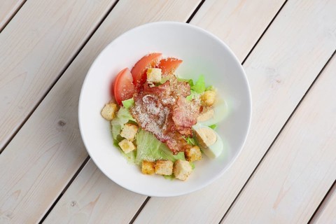 Top view of salad with grilled bacon