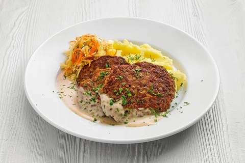 Plate with liver cutlet