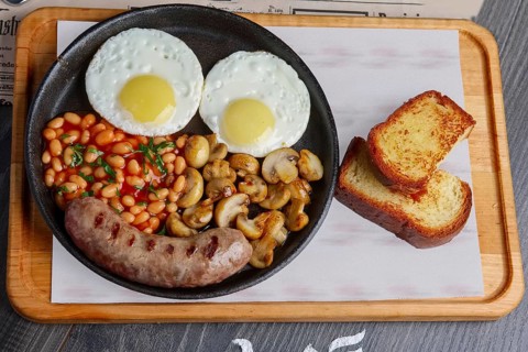Cast iron skillet with fried eggs