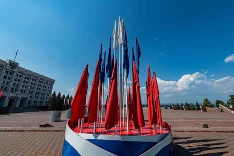 Russian flags before the Monument of Glory