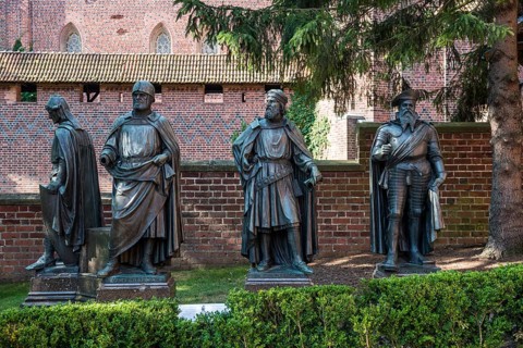 Knight statues