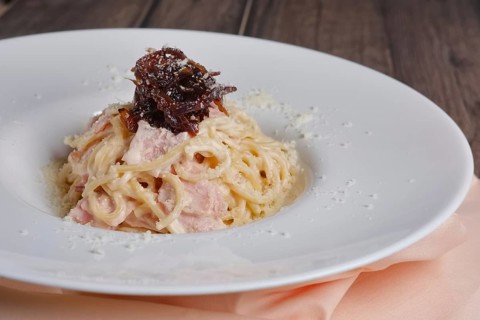 Pasta with ham and cheese with caramel onion