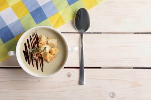 Peas soup puree with crackers