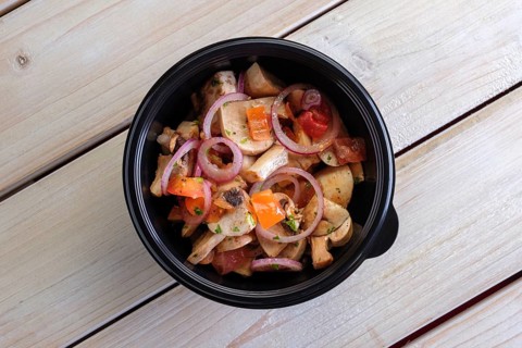 Lightly fried champignon with fresh onion rings and tomato. Snack for drink