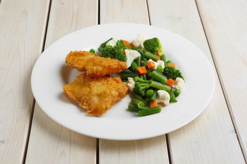 Fish fillet in batter with boiled vegetables